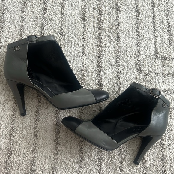 CHANEL Authentic Chanel Two-Tone Leather Heels with Ankle Strap – Size 40 - Picture 3 of 15